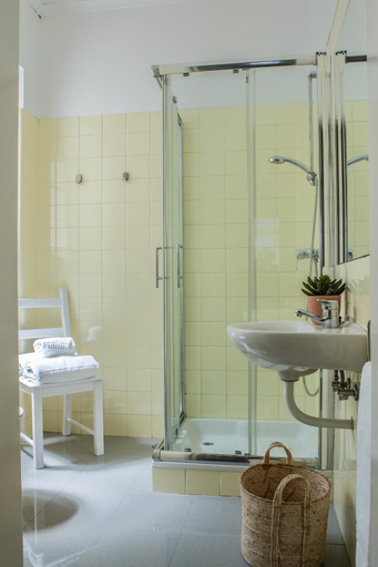 Bathroom, Succeed Campo Pequeno Apartments, Lisbon