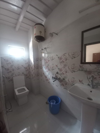 Bathroom 2, Hotel Oak Roots, Nainital