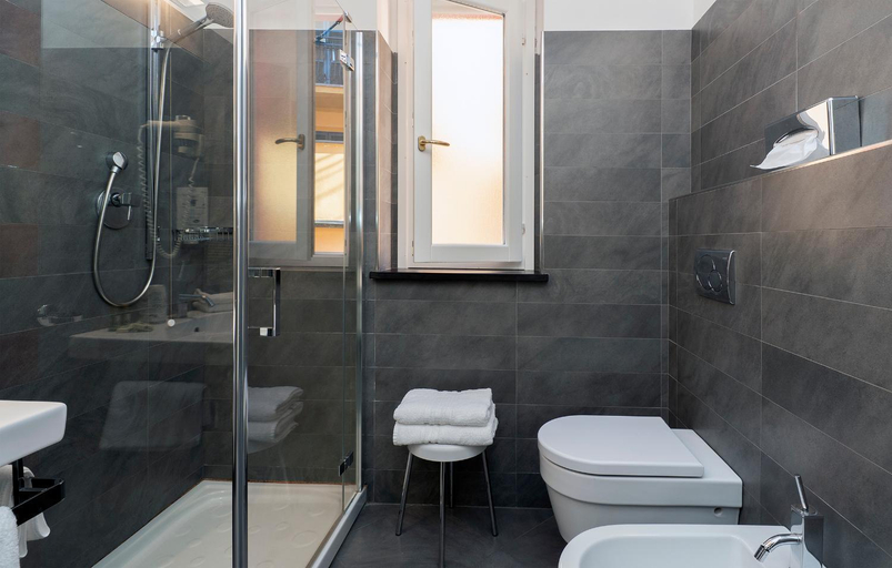 Bathroom 4, Margherita, La Spezia