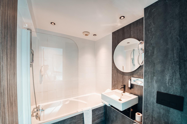 Bathroom 4, Olivarius Cergy Apart'hotel, Val-d'Oise