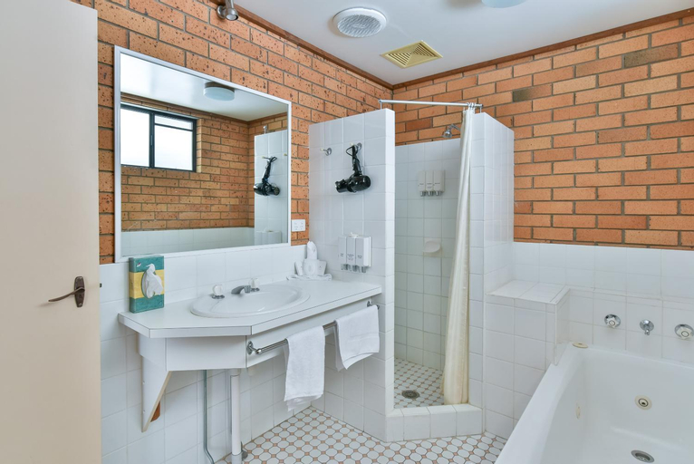 Bathroom 16