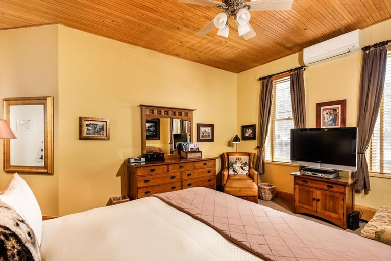 Bedroom 3, Independence Square Unit 309, Downtown Hotel Room with A/C in Aspen, Wet Bar & More, Pitkin
