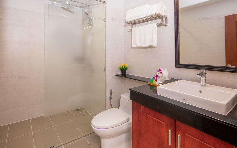Bathroom 5, Ban Ban Hotel , Ruessei Kaev