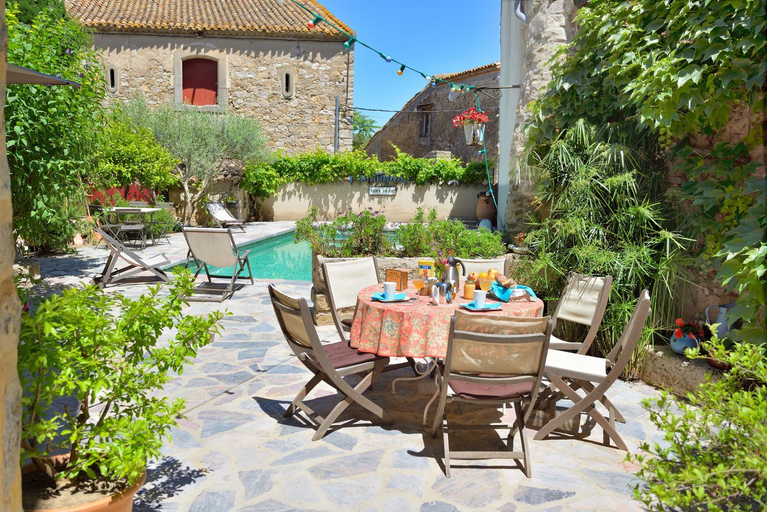 Others 2, Le village-hotes, Aude