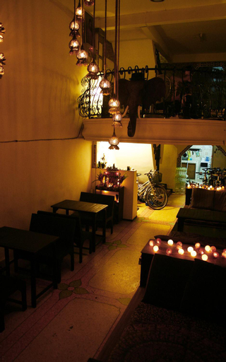 Food & Drinks 4, Born Free Hostel, Phra Nakhon