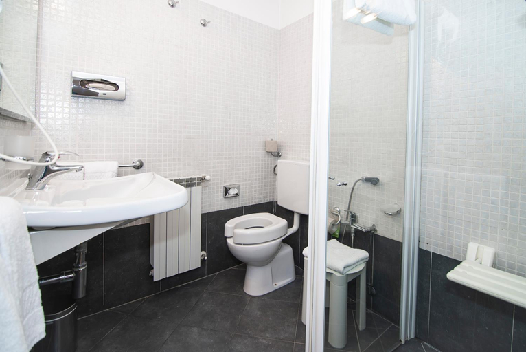 Bathroom 4, Hotel La Colonna, Siena