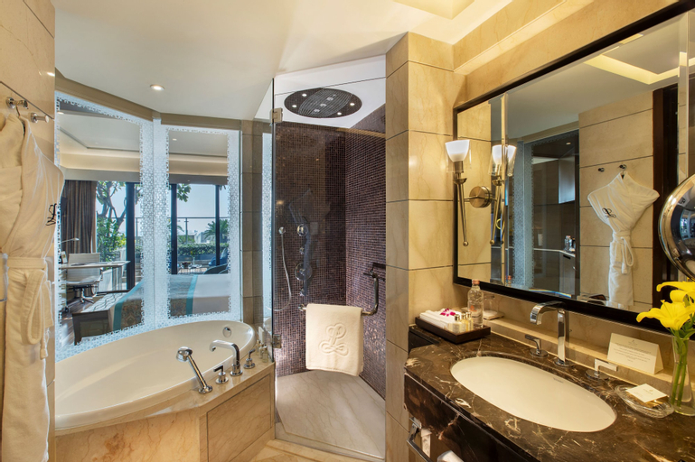 Bedroom 5, The Leela Ambience Convention Hotel Delhi, West