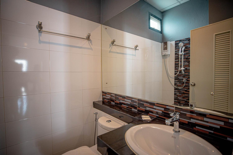 Bathroom 10