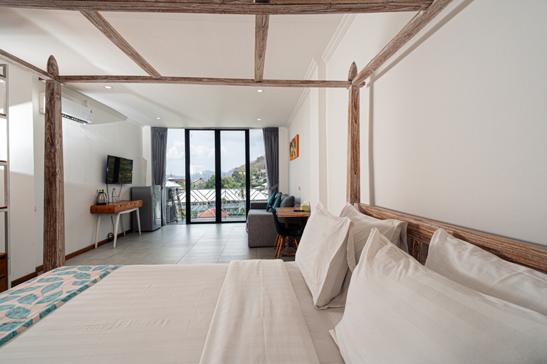 Komodo Suites Downtown Room Type - Deluxe Room High Floor with Balcony