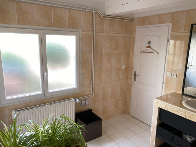 Bathroom 2, Le Beauvaisis, Oise