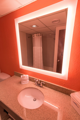 Bathroom 4, Howard Johnson by Wyndham Portsmouth, Rockingham