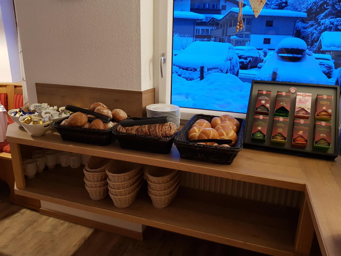 Food & Drinks