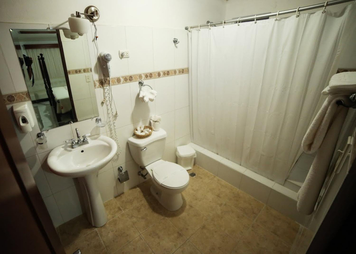Bathroom 4, Hotel Los Jardines, Santiago de los Caballeros