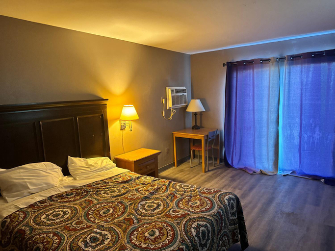 Bedroom 5, Clintonville Motel, Waupaca