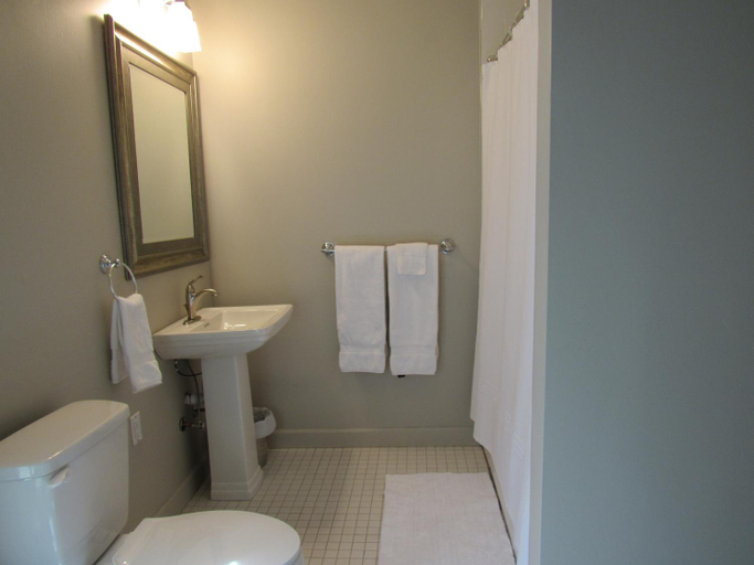 Bathroom 3, Washington Park Inn, Albany