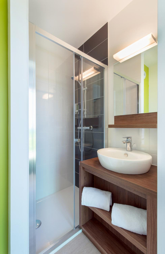 Bathroom 4, B&B HOTEL Saint-Nazaire Pornichet, Loire-Atlantique