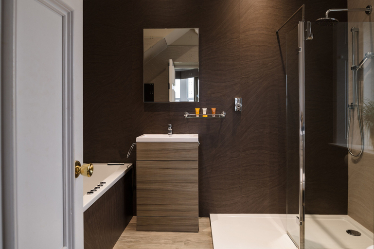 Bathroom 5, Fairfield House - Ayr, South Ayrshire