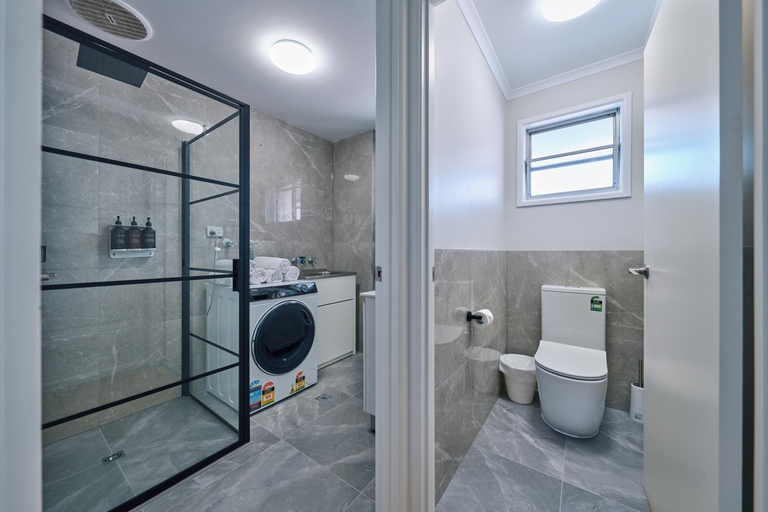 Bathroom 4, Red Star Hotel Palm Beach, Gold Coast