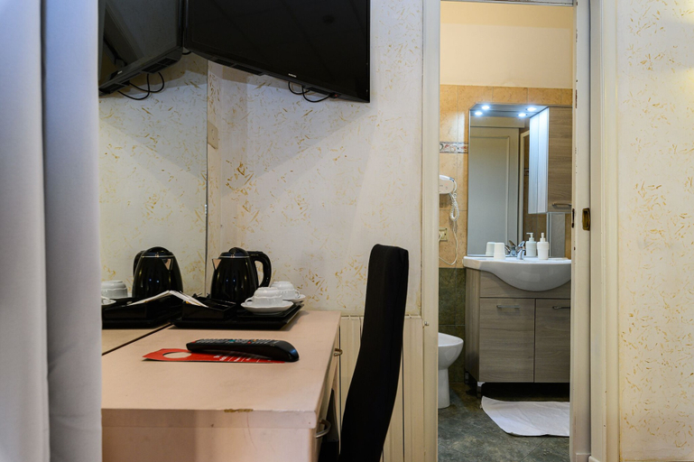Bathroom 5, Hotel Julia, Roma