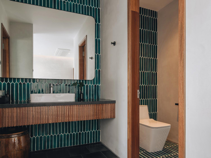 Bathroom 10