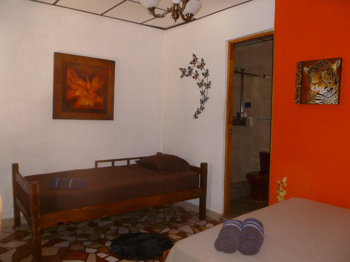 Others 4, Hostel Wunderbar, Portobelo