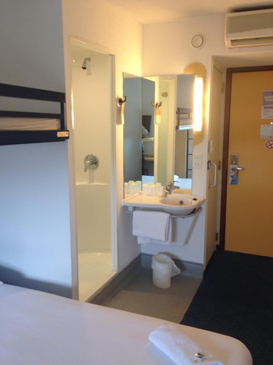 Bathroom 4, ibis budget Newport, Newport
