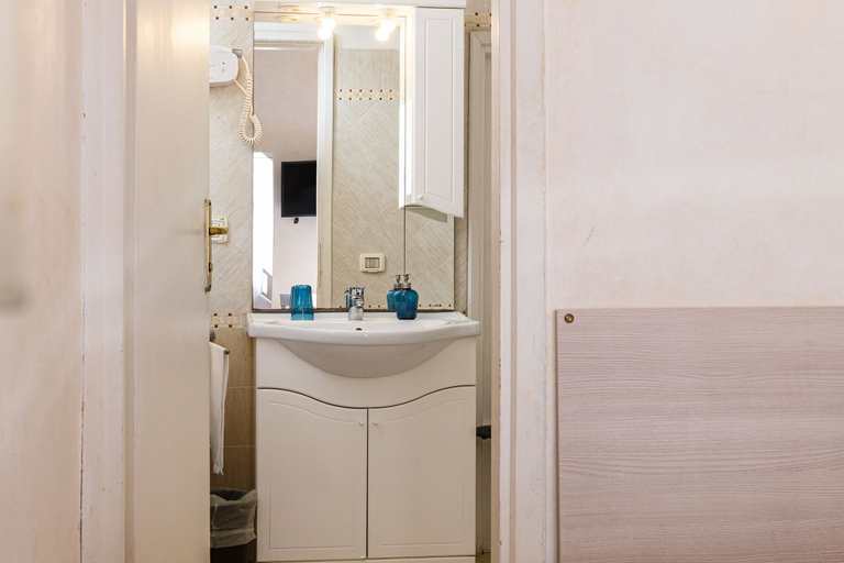 Bathroom 5, Hotel Julia, Rome