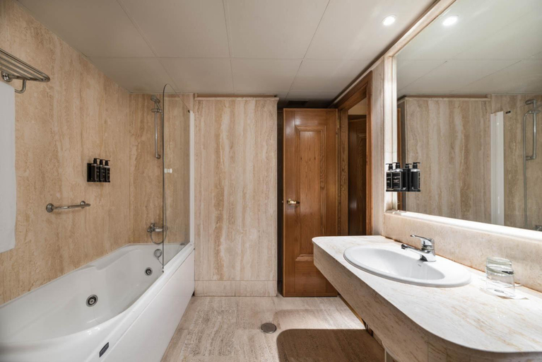 Bathroom 3, Hotel Astur Plaza, León