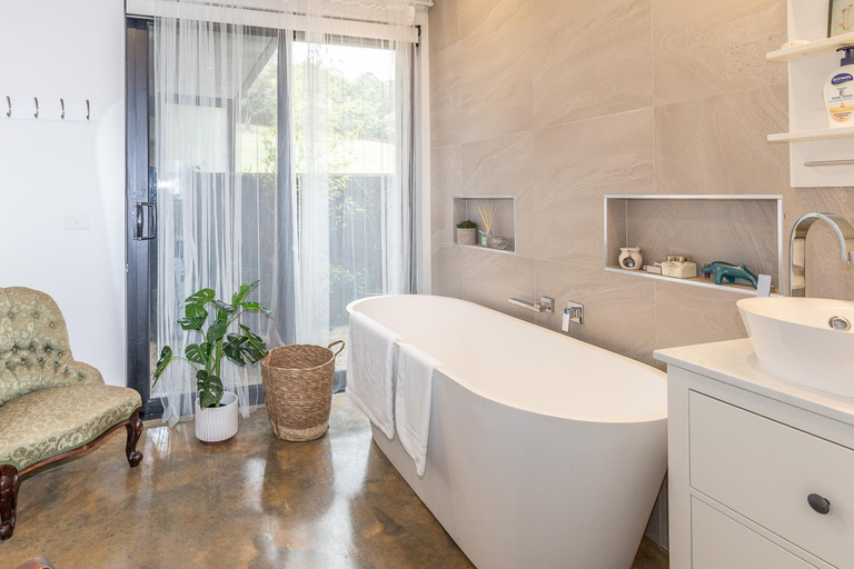Bathroom 1, Hanging Rock Views, Macedon Ranges Bal