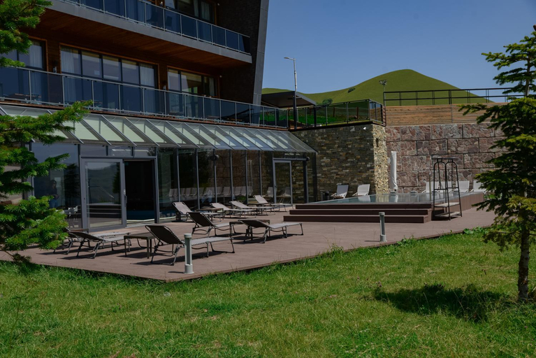 Exterior & Views