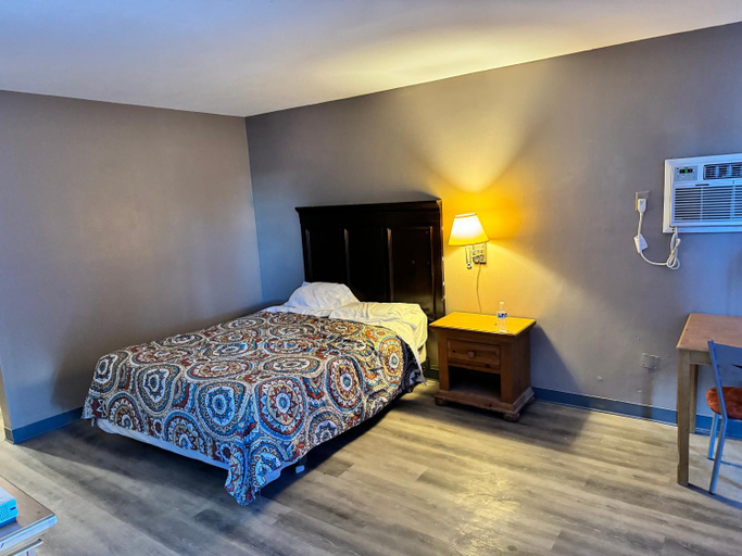 Bedroom 4, Clintonville Motel, Waupaca