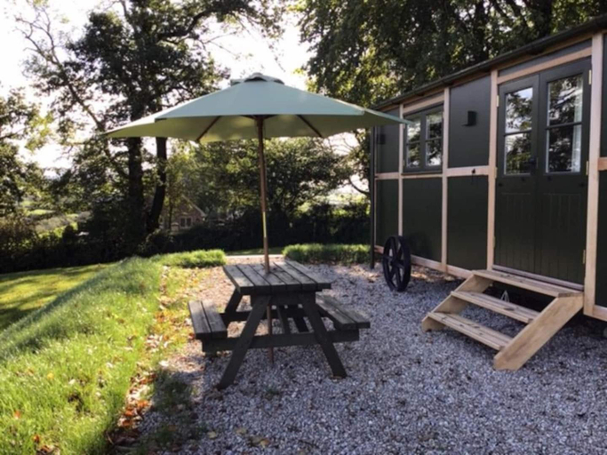 Others 5, Luxury Shepherds Hut with Superb Views & Fire Pit & walking distance to a superb Gastro Pub, Devon