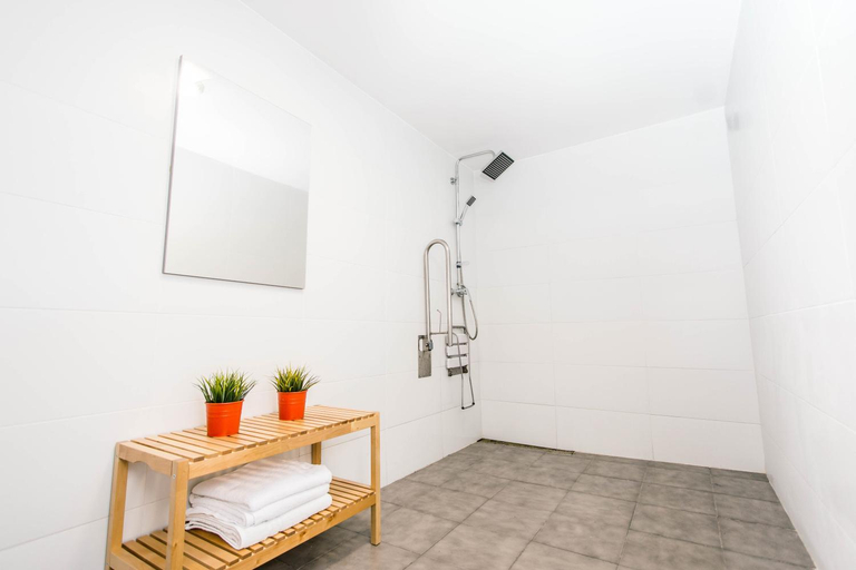 Bathroom 4, 360 Hostel Borne, Barcelona