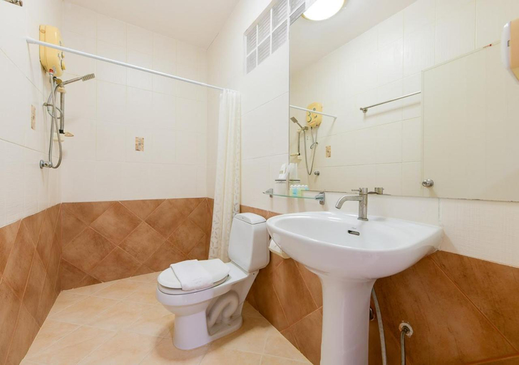Bathroom 2, Sun and beach hotel, Pattaya