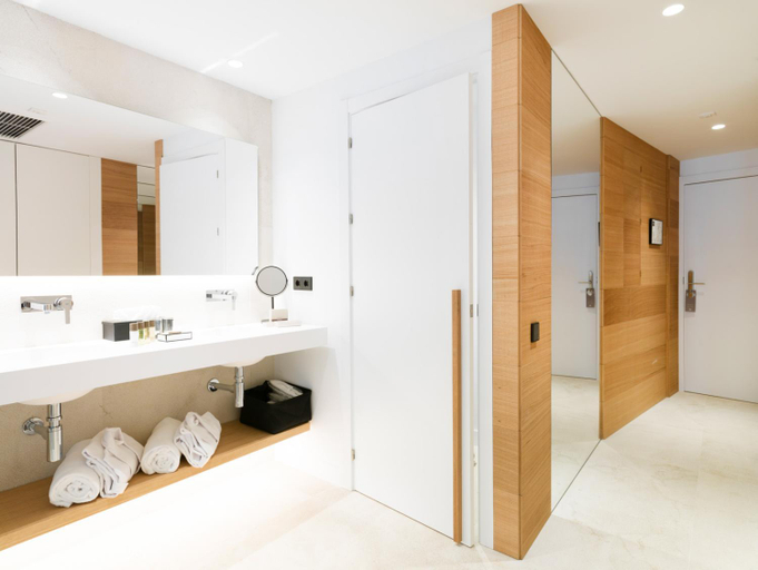 Bathroom 5, Nakar Hotel, Baleares
