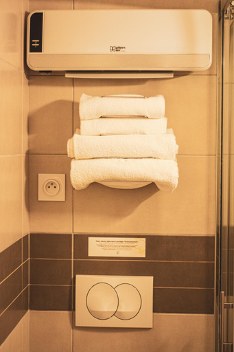 Bathroom 3, Hotel Le Panoramic, Alpes-de-Haute-Provence