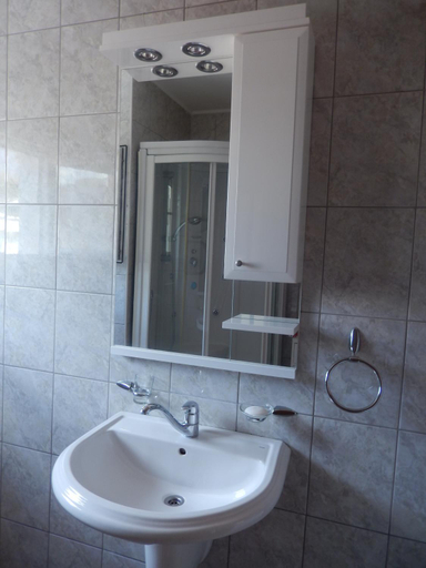 Others 5, Apartment Brace Grakalica 20b