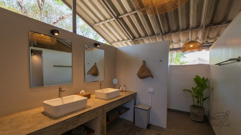 Bathroom 4, Elephant View Camp, Tha Yang