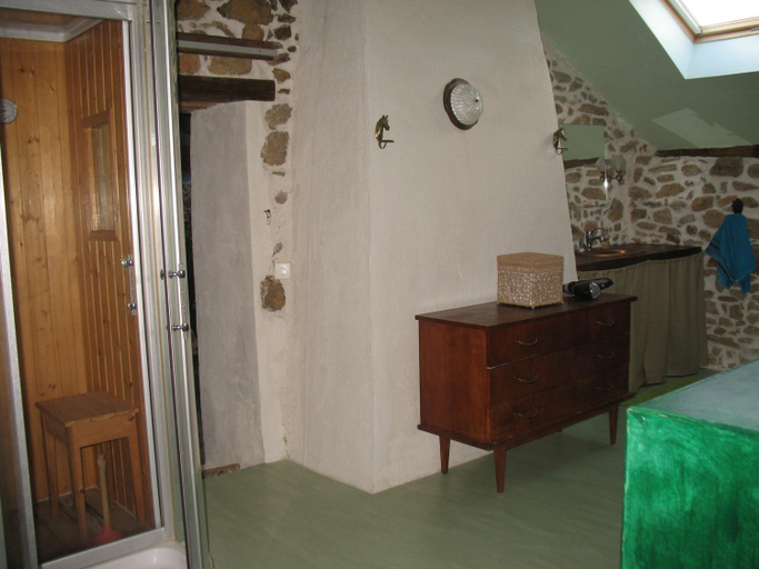 Bathroom 2, La Croix De Camargue, Haute-Vienne