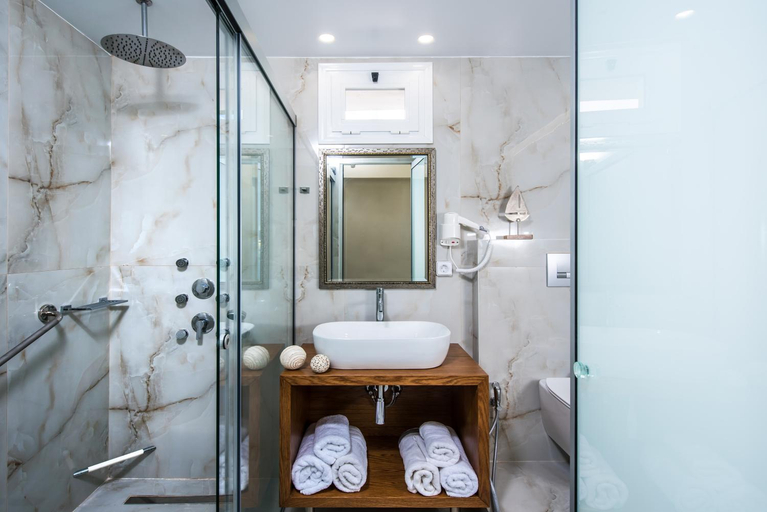 Bathroom 4, Camelot Royal Beds, Crete