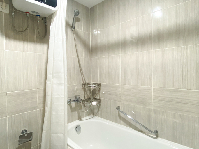 Bathroom 2, Cozy Living Studio at Vasanta Innopark Apartment By Travelio, Cikarang