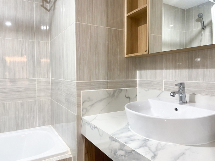 Bathroom 5, Cozy Living Studio at Vasanta Innopark Apartment By Travelio, Cikarang
