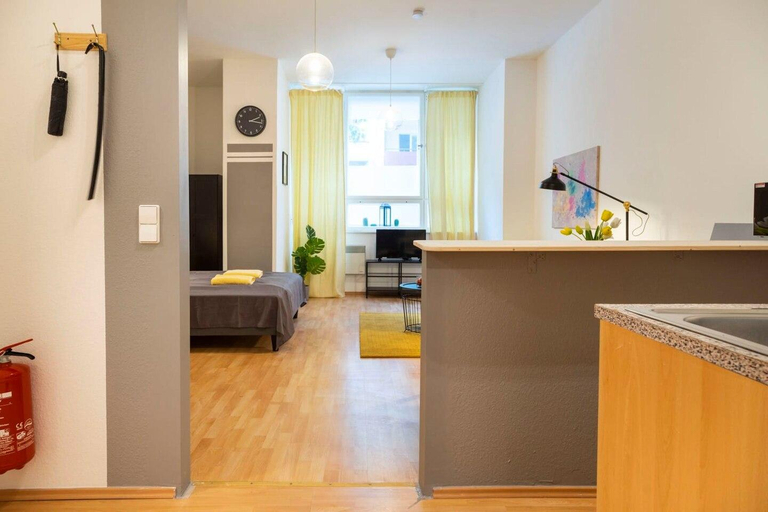 Others 2, Cozy 2 room apartment next to Hermannstraße, Berlin