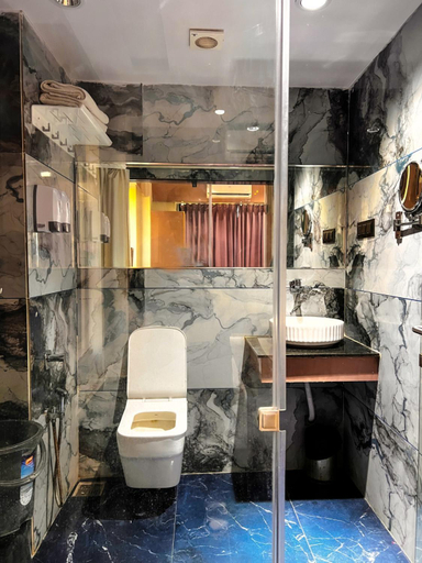 Bathroom 2, Hotel Czar Inn, Surat