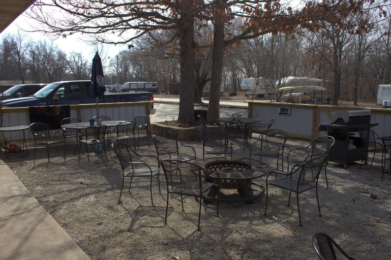 Food & Drinks 4, Hidden Lake Resort, Benton