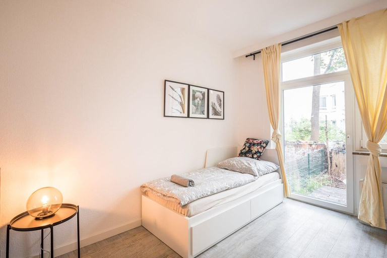 Bedroom 2, Spacious 2 Bedroom Apartment, Hamburg