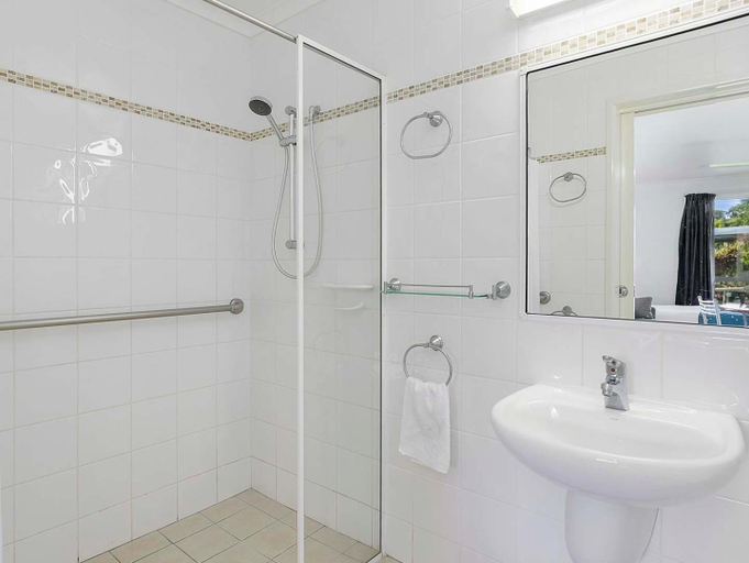 Bathroom 2, Queens Beach Tourist Village, Bowen