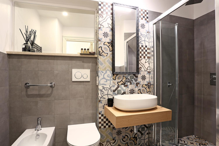 Bathroom 3, St. Peter Home House, Roma