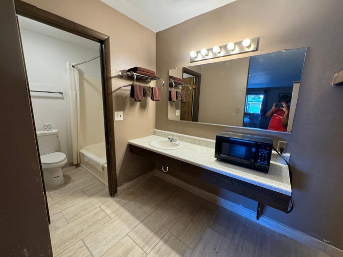 Bathroom 3, Clintonville Motel, Waupaca