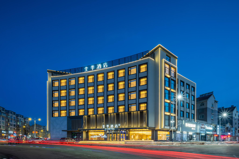 Exterior & Views